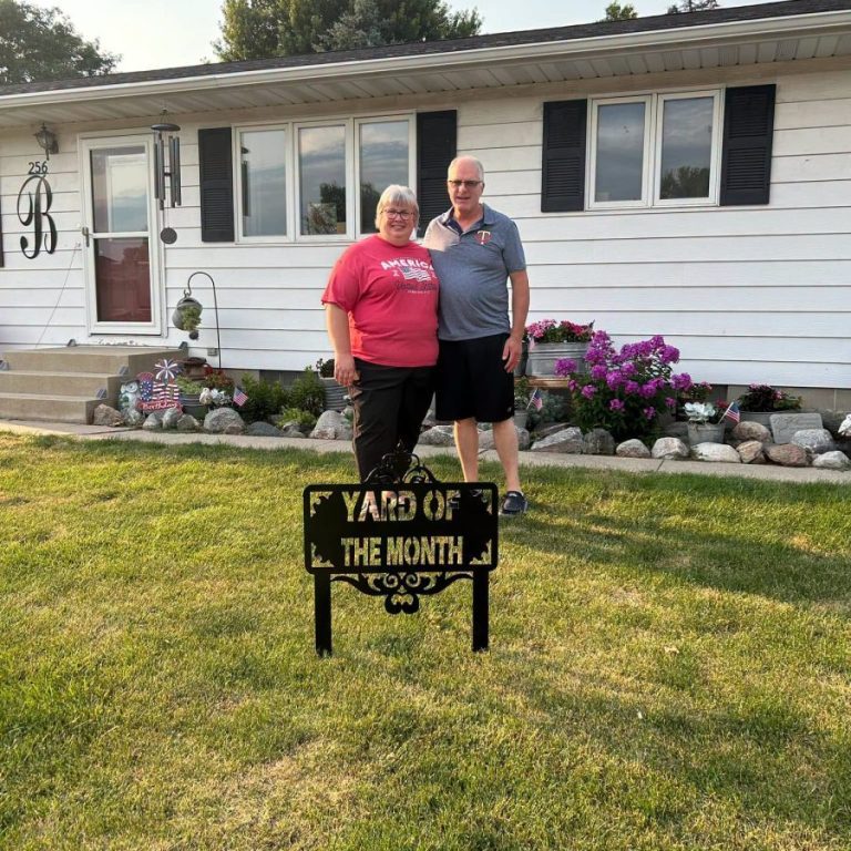 gibbon yard of the month shelly and curt becker